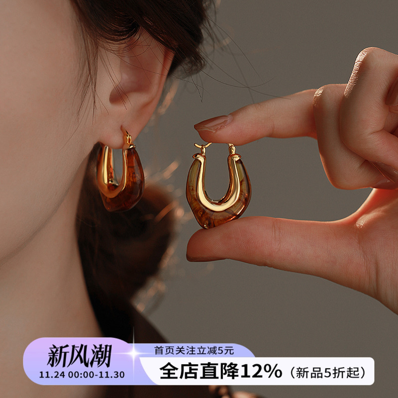 美拉德琥珀耳环2025新款爆款复古港风耳饰女棕色高级感秋冬耳圈