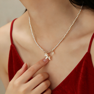 新年马上有钱施家珍珠项链2026新款气质本命年贝母小马吊坠锁骨链