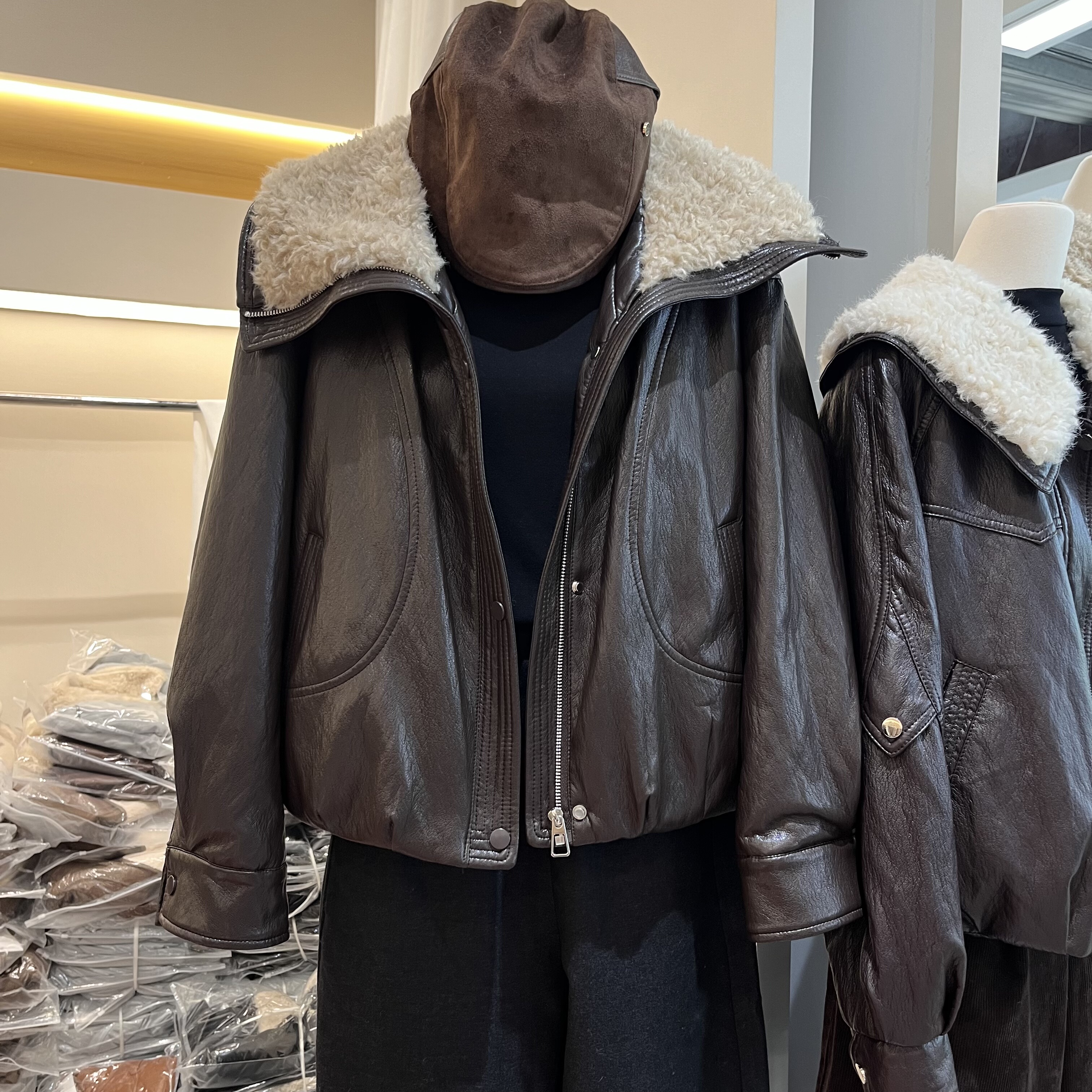 2025冬新款韩版时尚羊羔毛翻领皮服短外套女宽松保暖皮羽绒服上衣