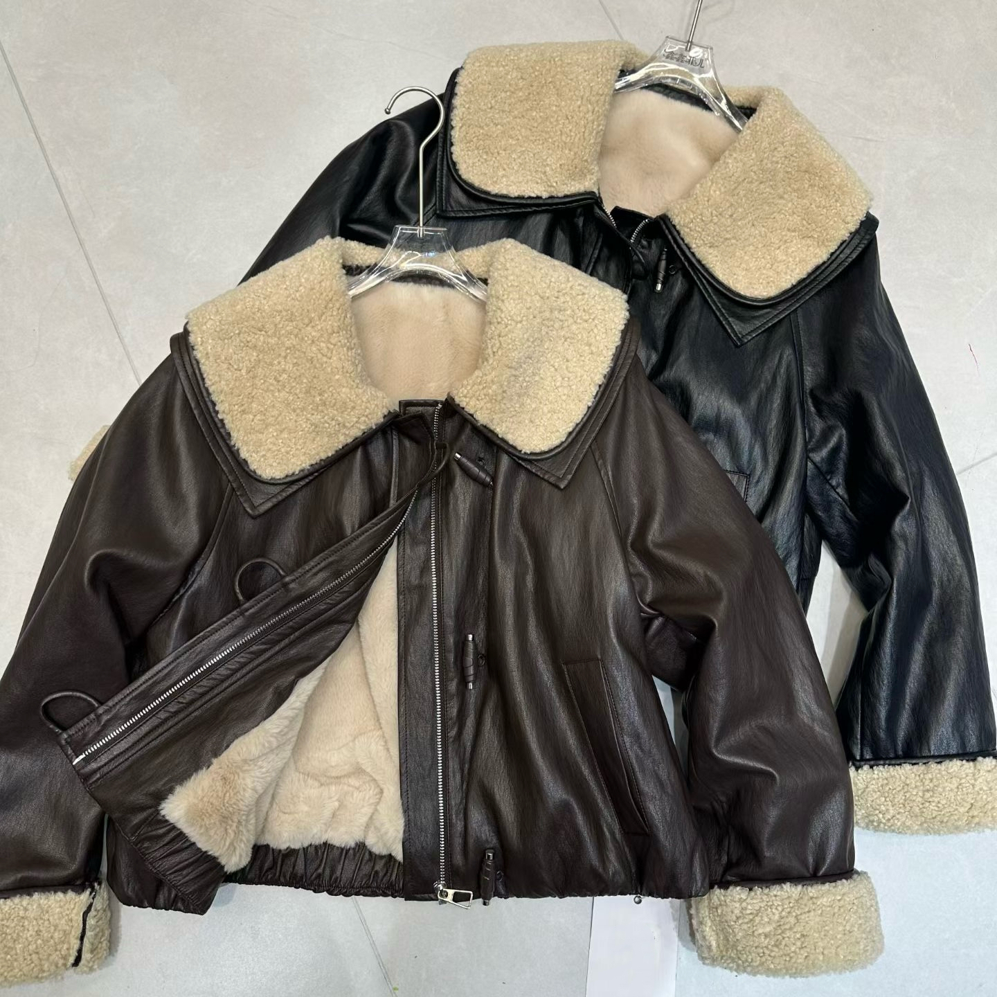 2025冬季新款韩版时尚羊羔毛娃娃领加绒短款外套女宽松PU皮衣夹克