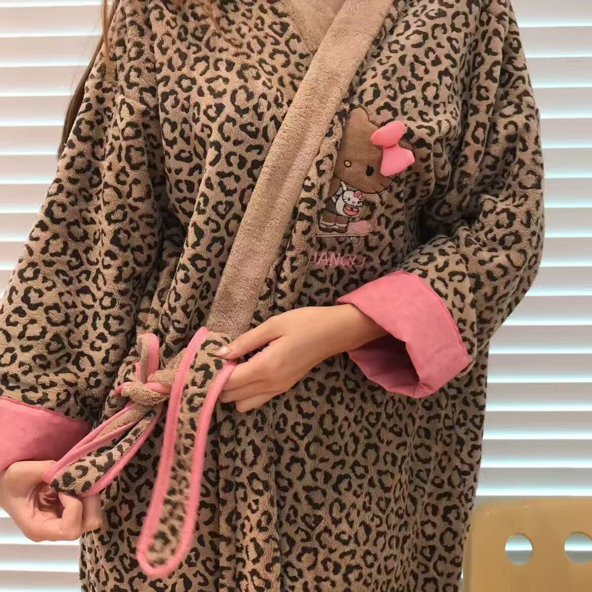 可爱Kitty豹纹珊瑚绒浴袍女加厚柔软系带全身睡袍浴衣加厚吸水