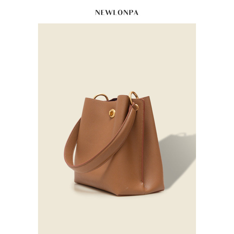 NEWLONPA真皮水桶包高级感宽肩带手提斜挎包包女2020新款潮荔枝纹