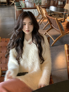 现货甜辣咖色软糯水貂毛挂脖毛衣女冬季纯欲风露肩v领中长款上衣