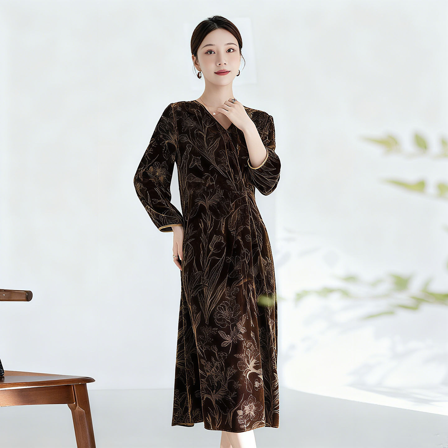 水墨佳人2025新款女装轻奢复古金丝绒连衣裙气质中长款V领礼服裙A