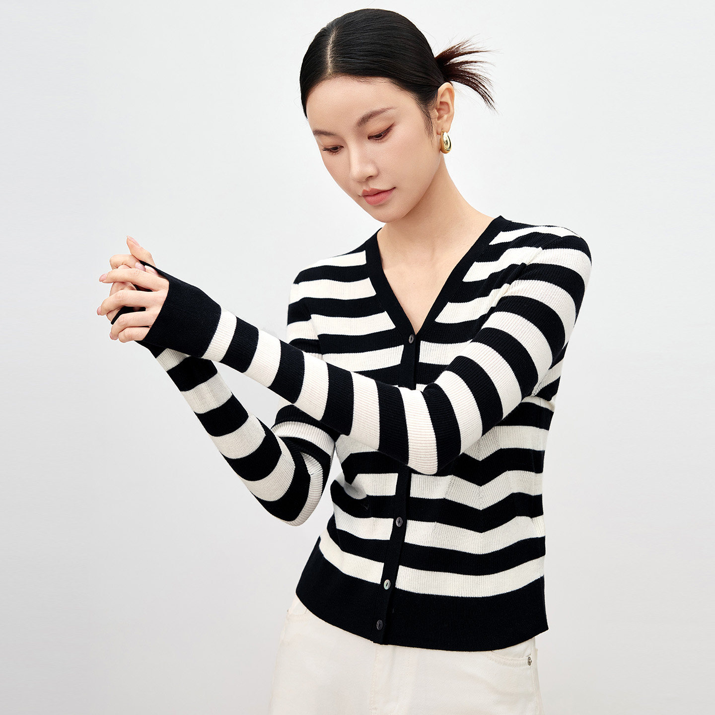丝毛黑白撞色条纹针织衫2025新款开衫女V领开衫修身显瘦毛衣外套