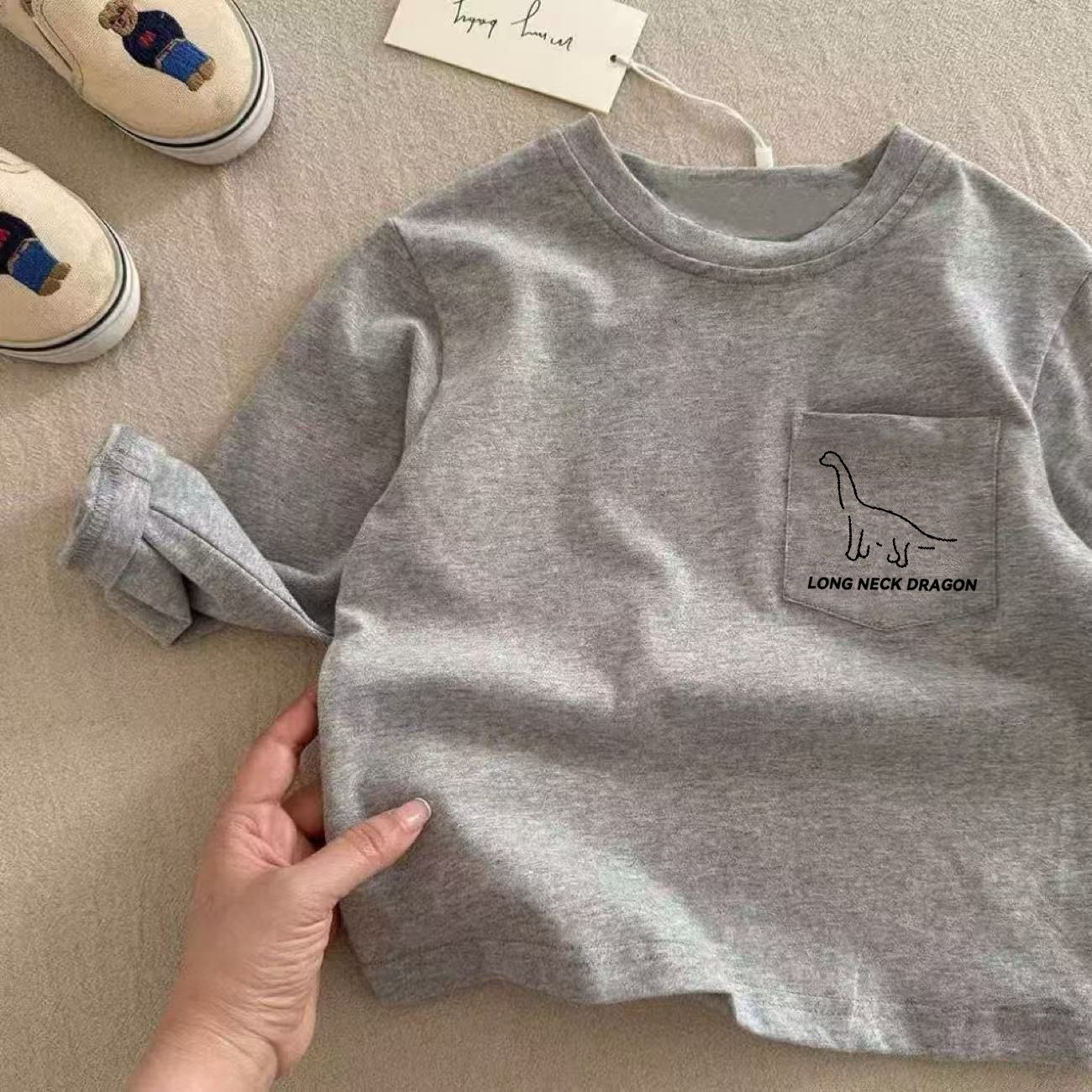 中大童纯棉帅气洋气圆领口袋长袖t恤上衣春秋儿童休闲卡通打底衫