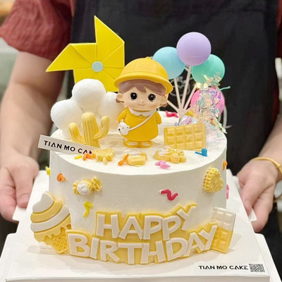 小黄帽女孩蛋糕装饰摆件