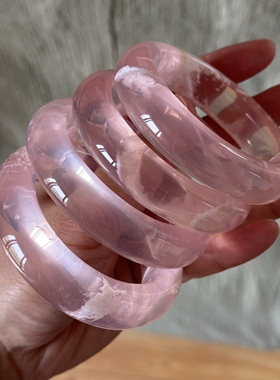 天然收藏级粉雪花幽灵水晶手镯室内实拍图 底色超级粉