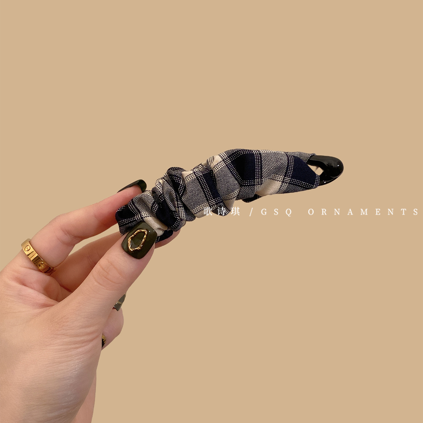 复古气质布艺褶皱格纹香蕉夹