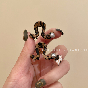 小众设计豹纹珍珠侧边刘海小抓夹女2024新款复古高级感半扎发夹