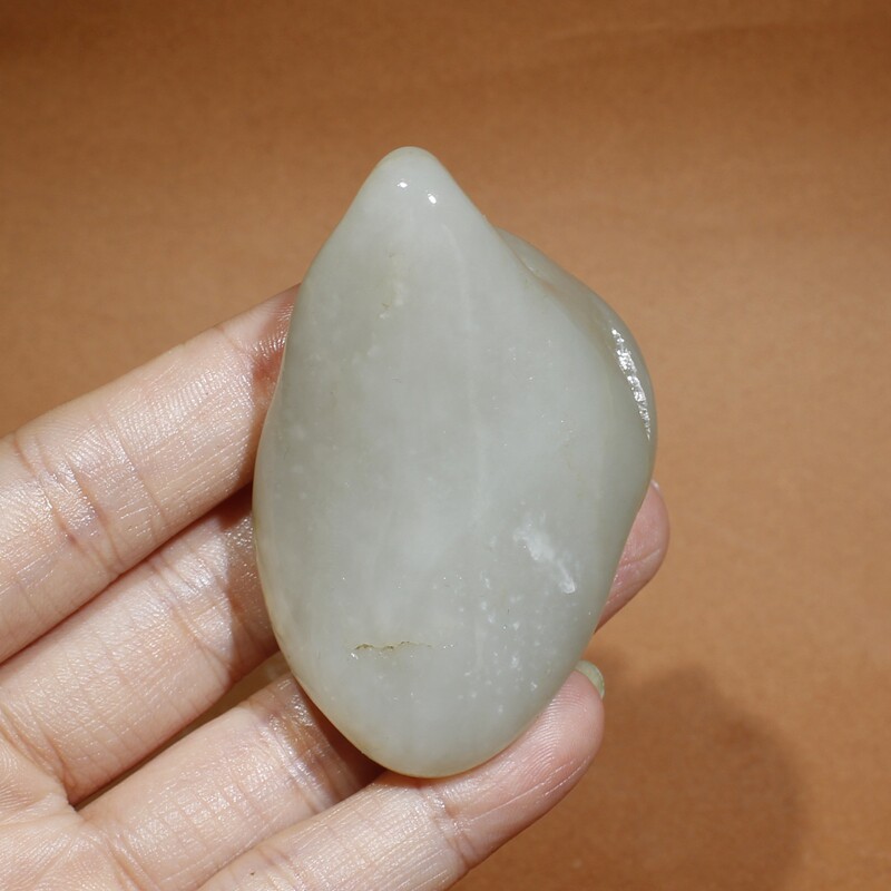 66克油皮细润新疆和田玉青白玉