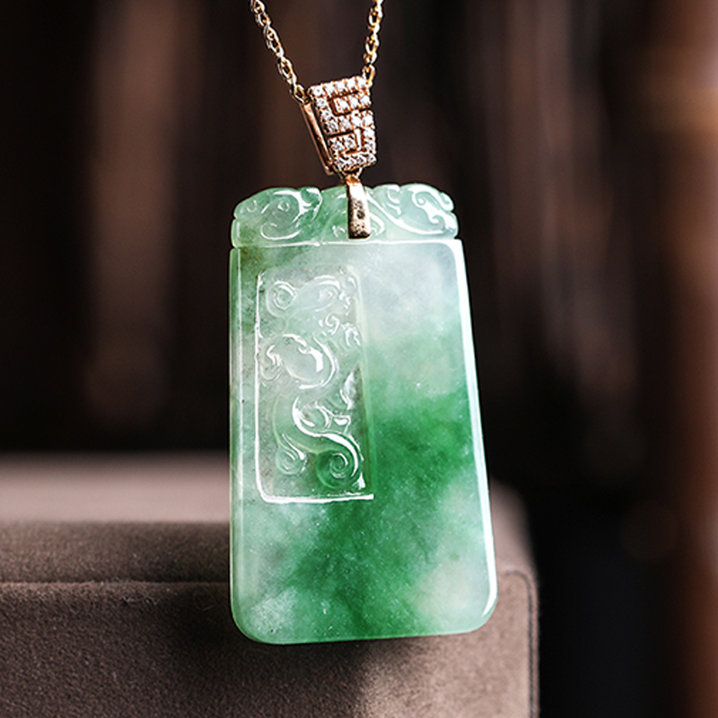 羊子珠宝飘绿翡翠无事牌吊坠