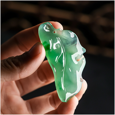 羊子珠宝高冰晴绿底起莹随形翡翠