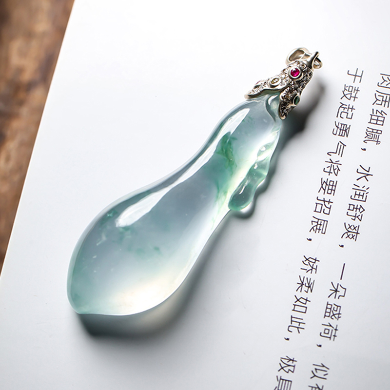 羊子珠宝 碧玉凝霜 老坑高冰种飘绿起光18K金镶翡翠福瓜吊坠11.8