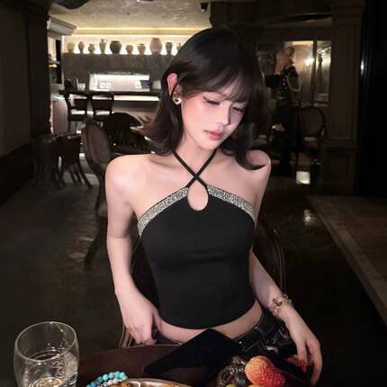 御姐风新款交叉挂脖露肩无袖背心女2026夏修身显瘦气质性感风上衣
