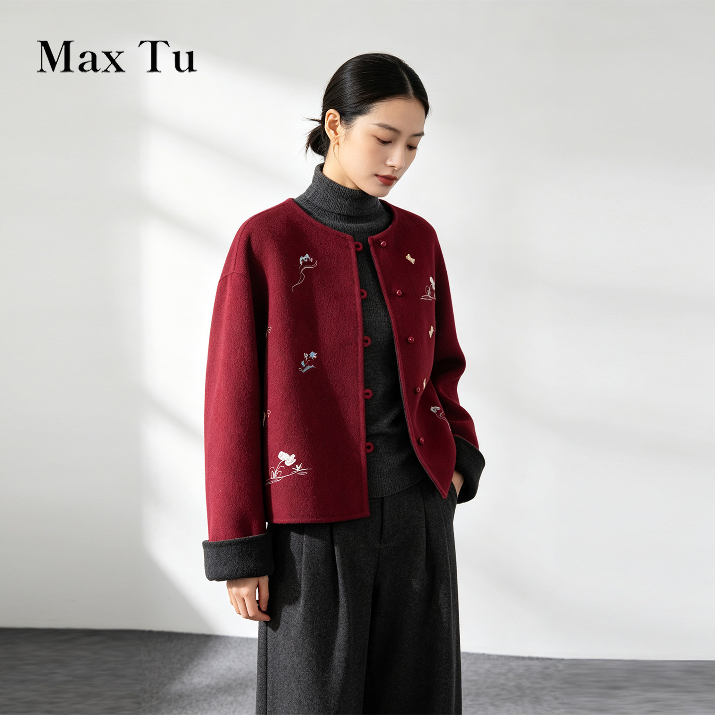 Max Tu女装26冬新中式刺绣羊毛双面呢外套女圆领短款毛呢大衣