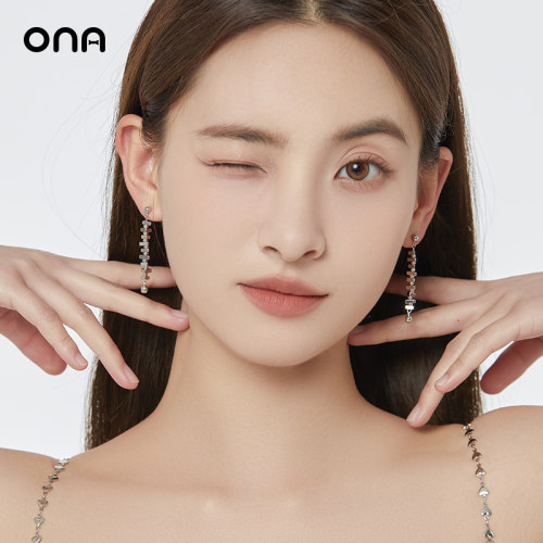 ona碎银几两两戴耳环女