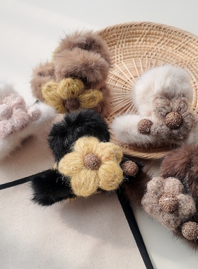 可爱毛绒花朵独特漂亮抓夹女2025新款盘发夹后脑勺鲨鱼夹秋冬头饰