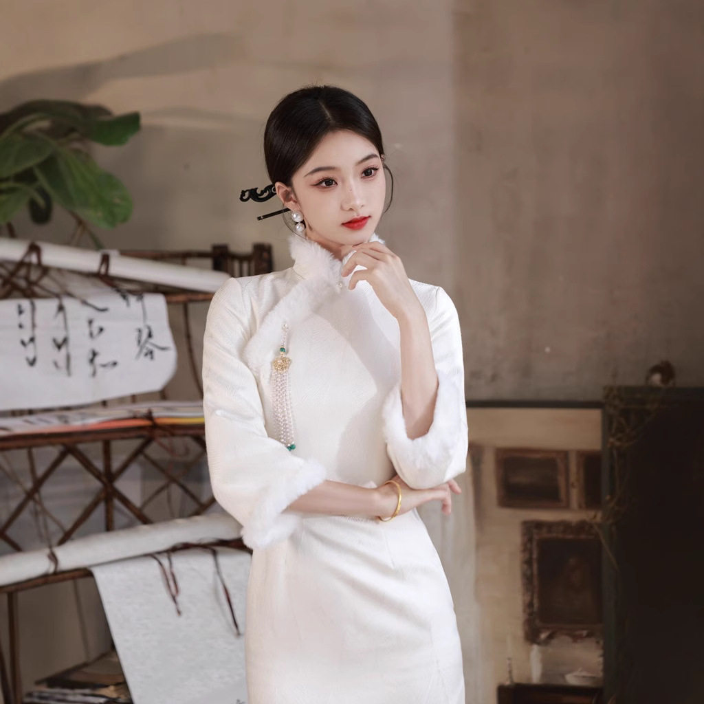 秋冬改良高级感复古长袖提花白色旗袍少女新中式长款日常年轻款新