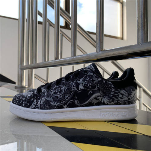三叶草adidas女子运动休闲板鞋