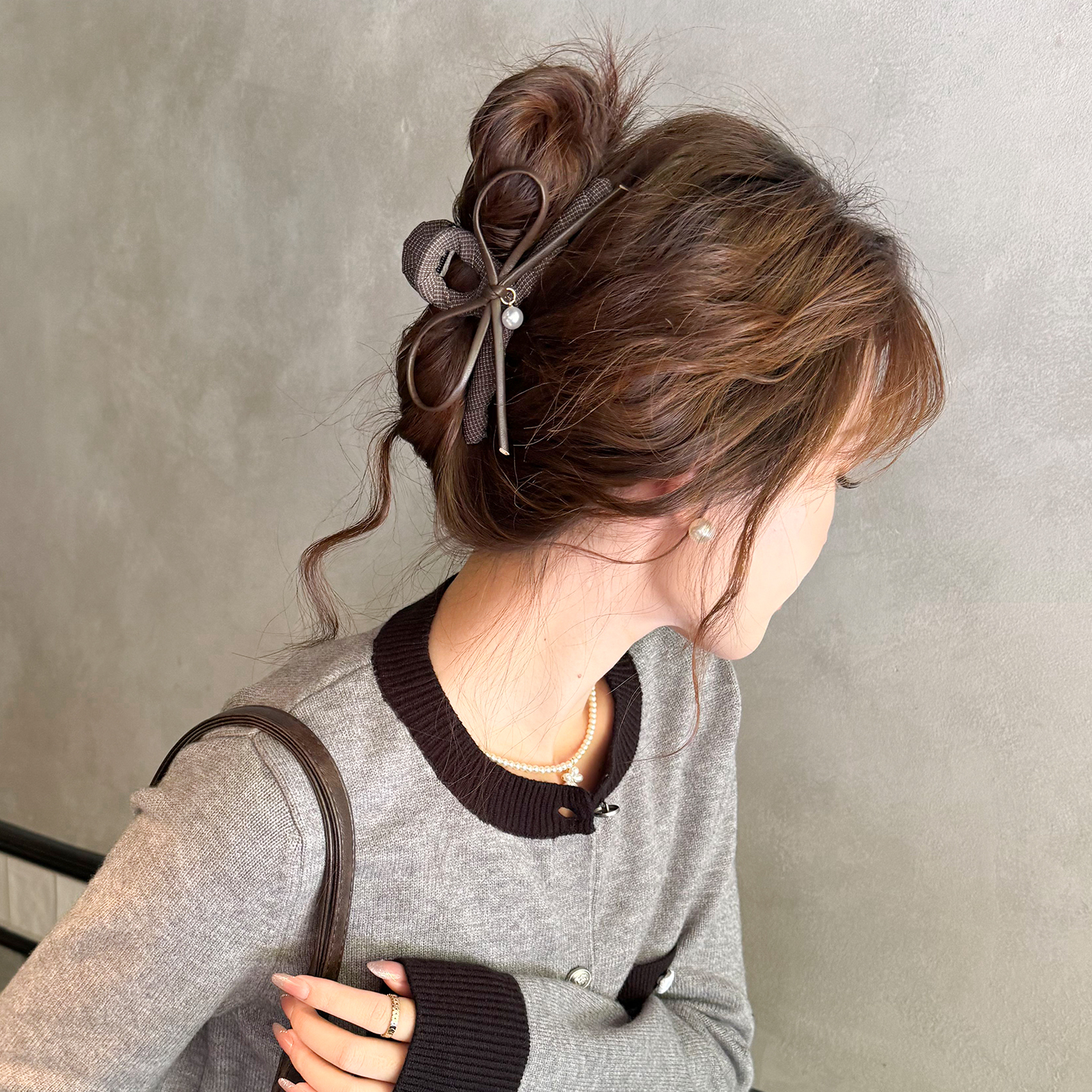 时尚小众皮质蝴蝶结抓夹女高级感珍珠吊坠鲨鱼夹布艺全包发抓头饰