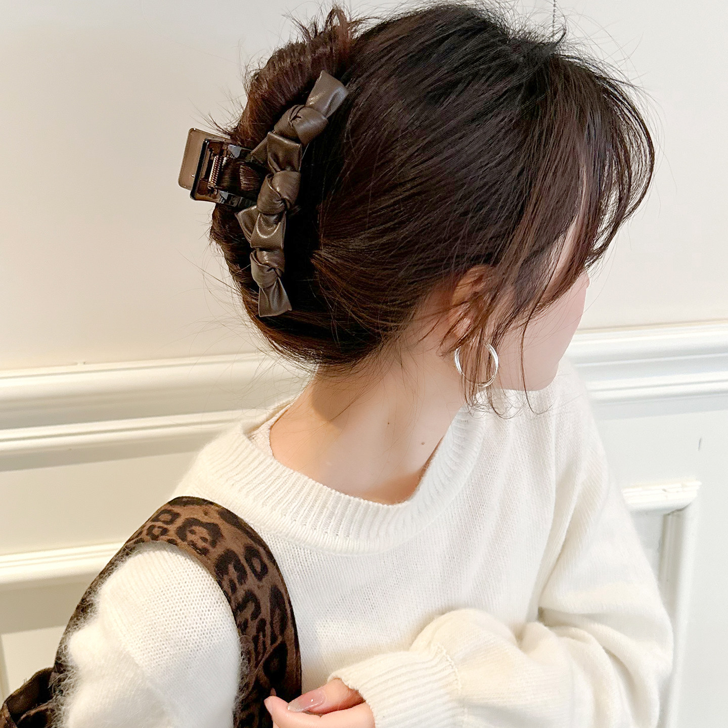 法式复古棕色皮质蝴蝶结抓夹女秋冬新款高级感气质后脑勺发夹头饰