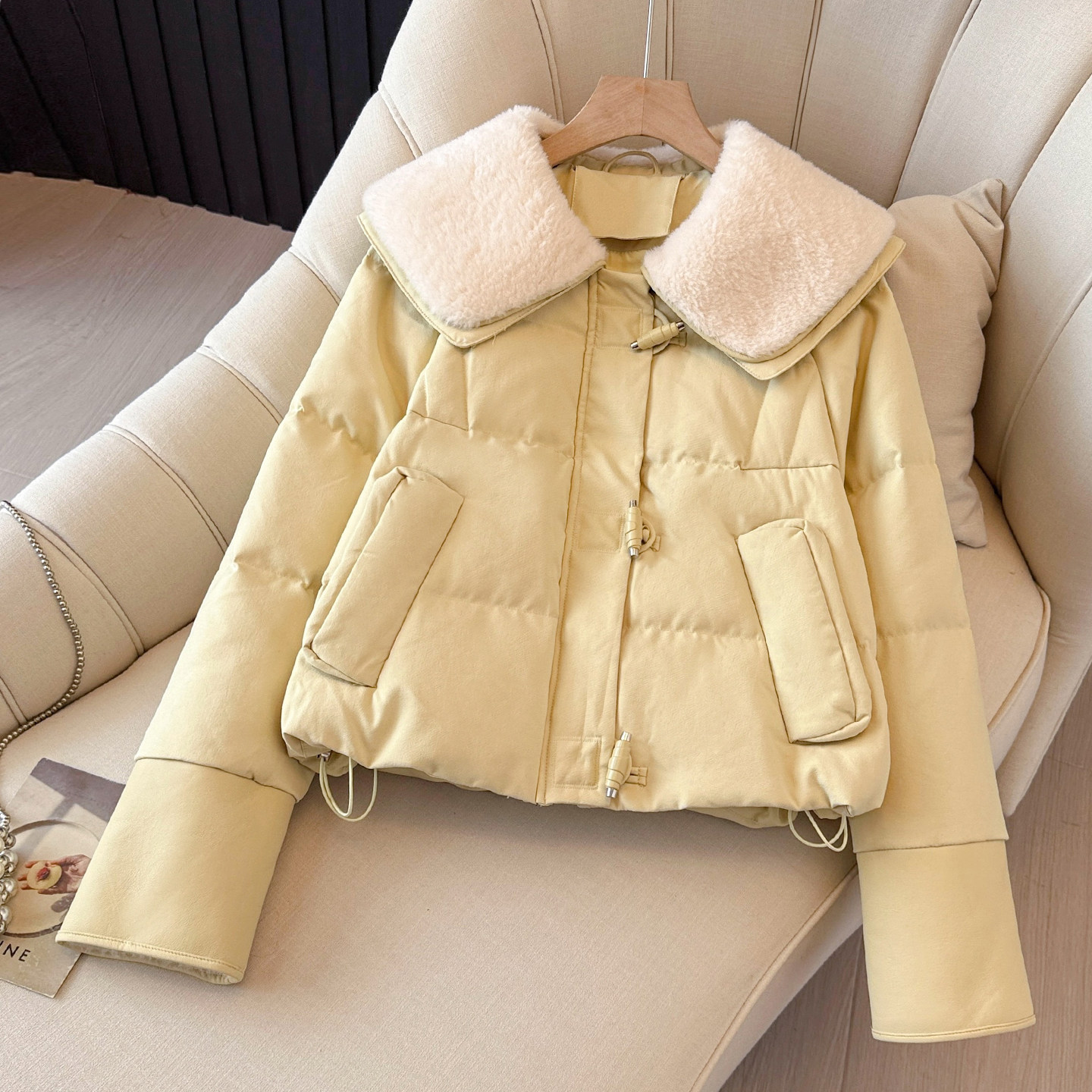 黄色甜美羽绒服女2025冬季新款小个子翻领牛角扣鸭绒保暖短款外套,女装/女士精品,羽绒服,淘宝优惠券,粉丝福利购,淘宝优惠卷