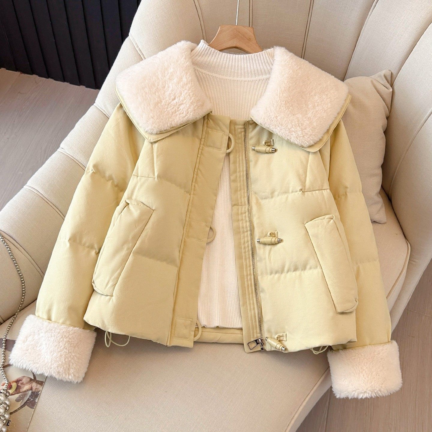 奶黄色羽绒服女2025年冬季新款小个子翻领牛角扣鸭绒保暖短款外套,女装/女士精品,羽绒服,淘宝优惠券,粉丝福利购,淘宝优惠卷
