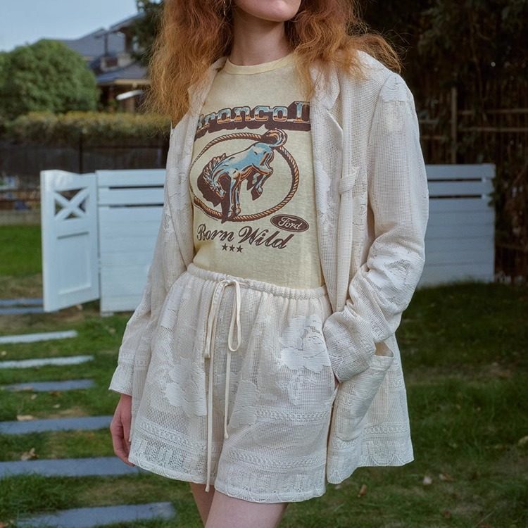 TOP家 法式浪漫复古 米色绣花蕾丝平驳领西装+抽绳松紧腰短裤春夏