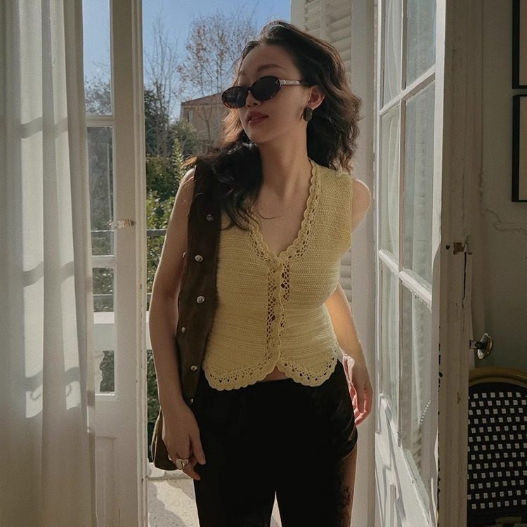 TOP家 复古浅春系 法式手工粗线针织奶油黄花朵纽扣镂空钩花马甲