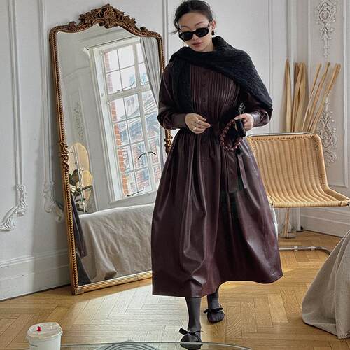 TOP家 法式复古安可拉红亨利领塔克褶长袖PU皮衬衫式连衣裙秋冬