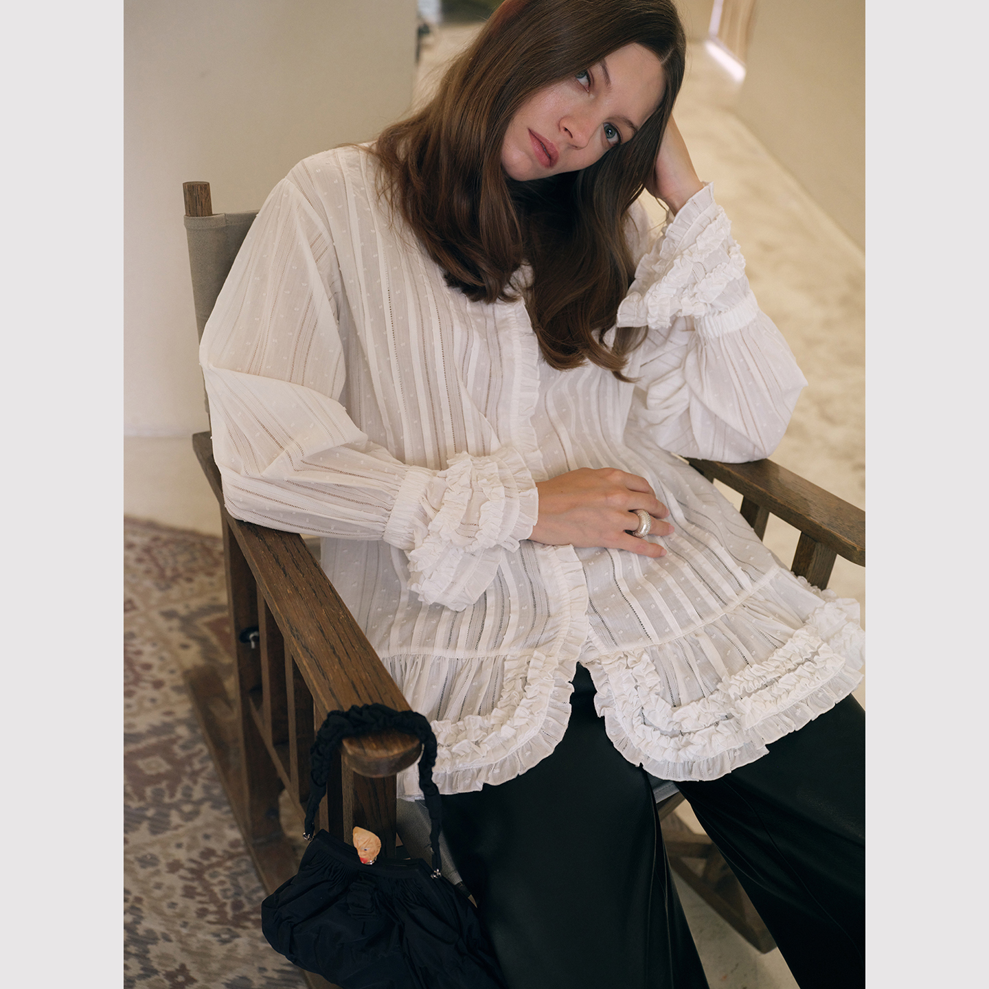 TOP家 浪漫序曲 法式复古精致细节感圆点提花褶皱木耳边长袖衬衫