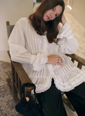 TOP家 浪漫序曲 法式复古精致细节感圆点提花褶皱木耳边长袖衬衫