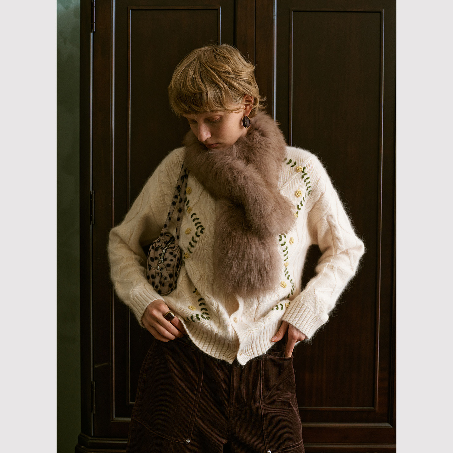 TOP家 慵懒浪漫 法式复古绵羊毛兔毛混纺手工绣花圆领毛衣开衫