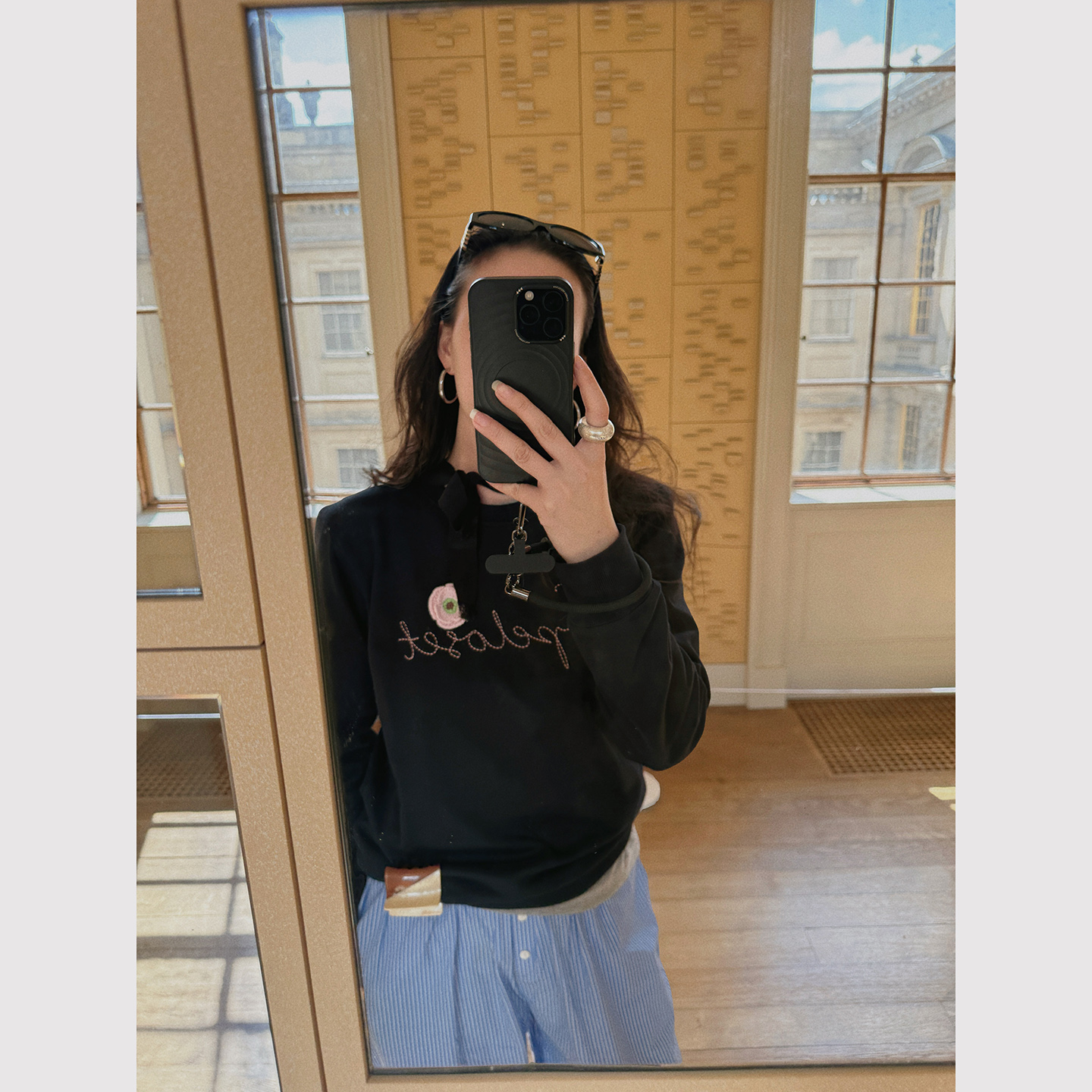 TOP家 法式浪漫复古手写字母绣花 手钩立体花朵圆领长袖荃棉卫衣