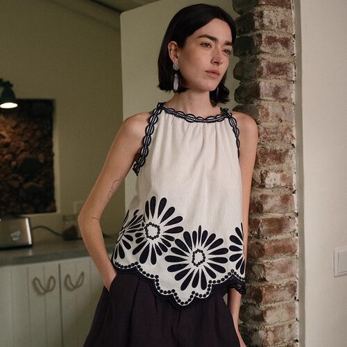 TOP家 浪漫氛围 法式复古气质 刺绣花朵松弛感无袖削肩亚麻背心夏