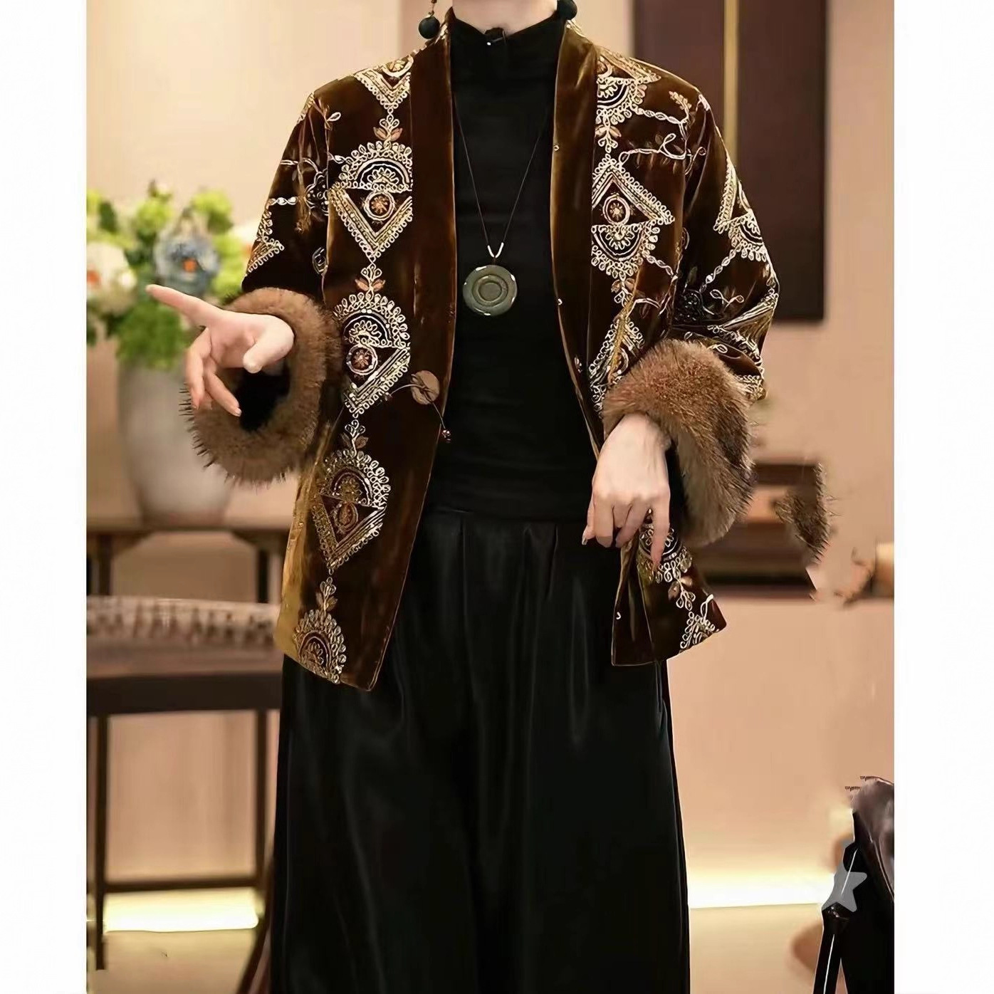 2025秋冬季新款新中式设计桑蚕丝丝绒重工绣花鸵鸟毛加棉保暖外套