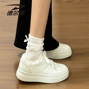 女学生休闲鞋 德尔惠2026新款 百搭小众厚底增高板鞋 潮流小白鞋 女鞋