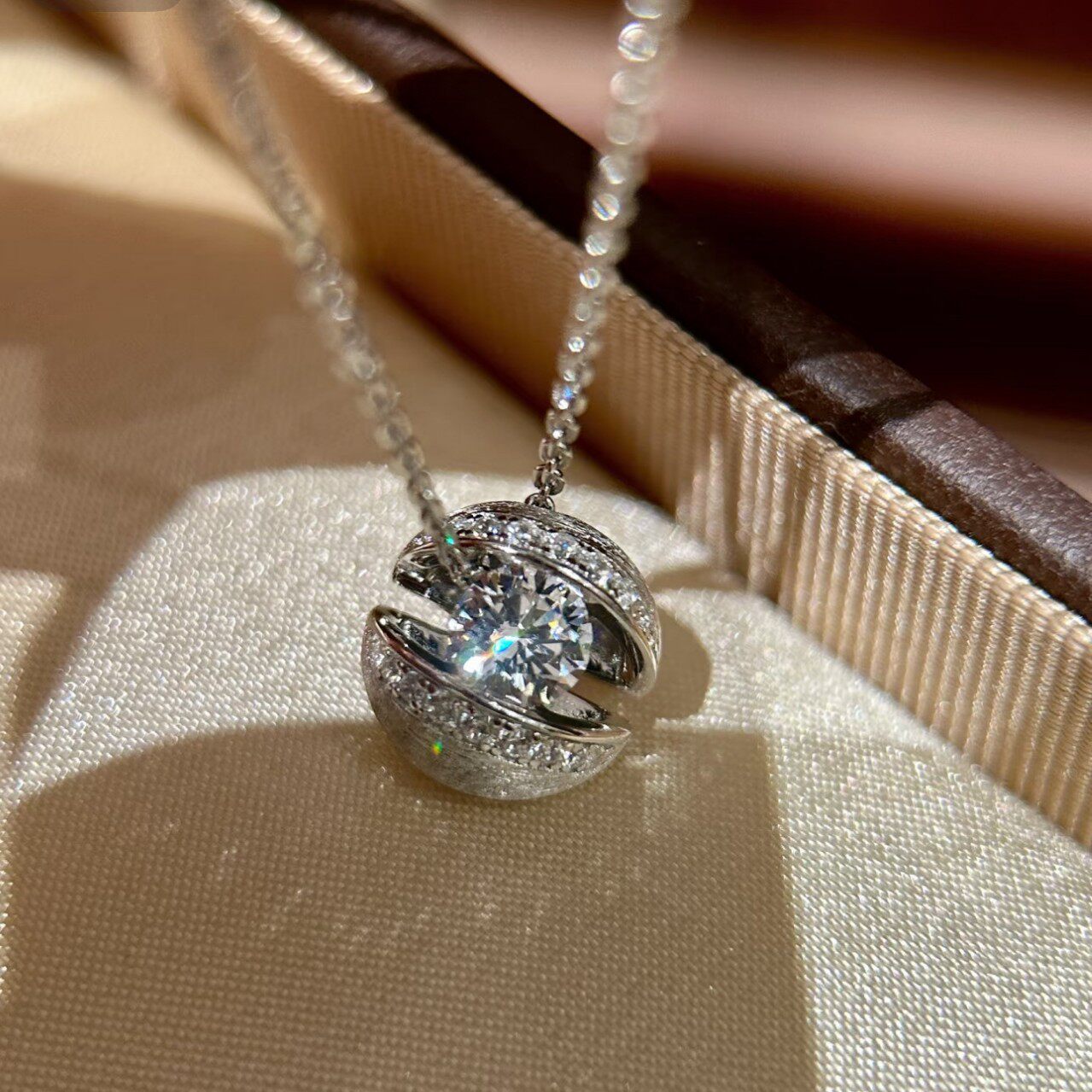 新款悬浮星球项链女款气质轻奢感小众设计简约百搭时尚锁骨链包邮