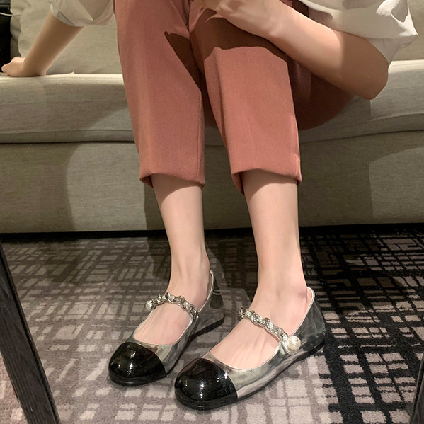 小香风玛丽珍女鞋春秋2026新款圆头珍珠扣带漆皮法式复古平底单鞋