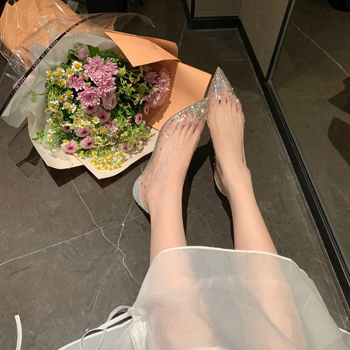 网红水钻单鞋女2026春夏新款透明水晶鞋气质尖头浅口仙女风平底鞋