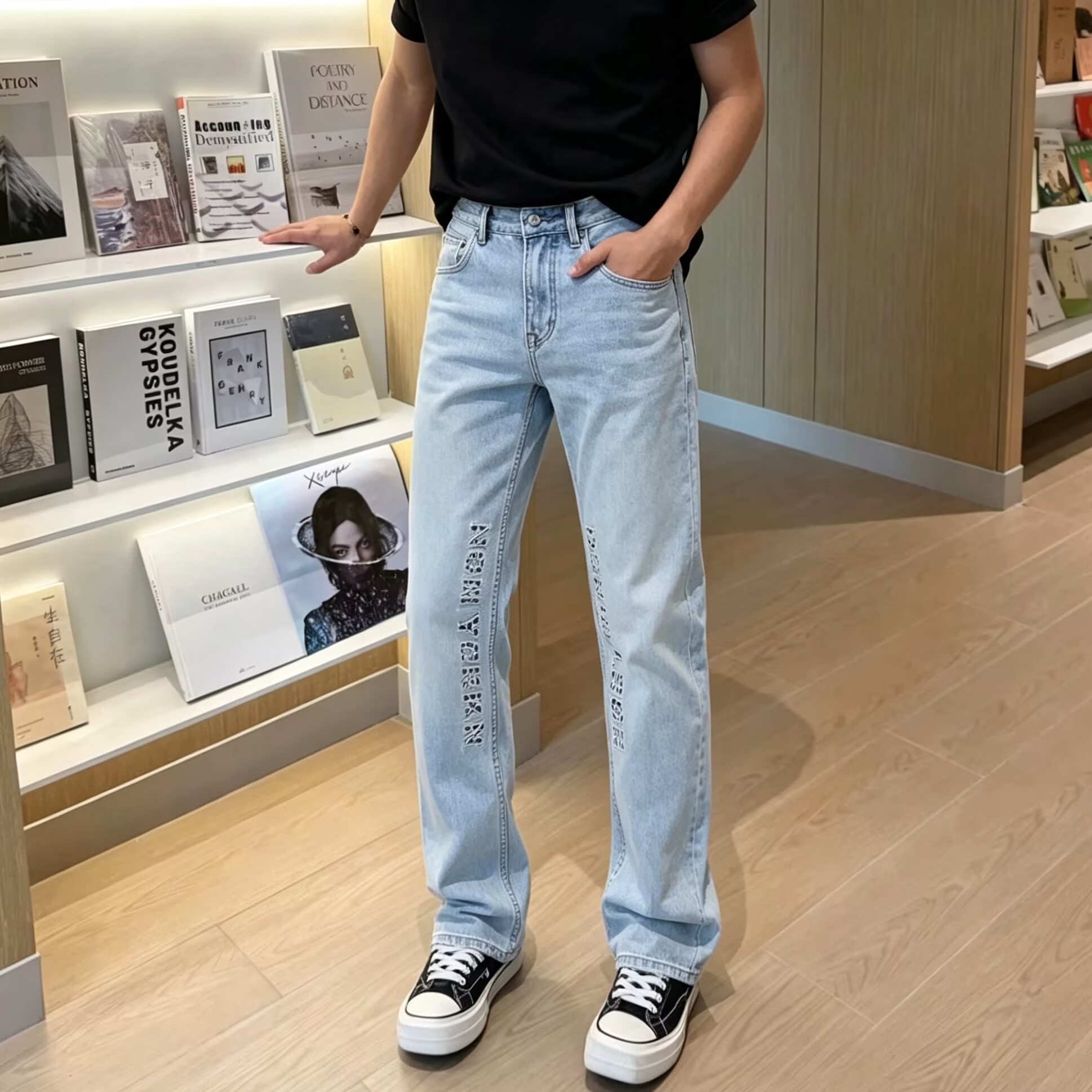 高端浅蓝色牛仔裤男修身小直筒字母刺绣长裤2026秋季新款韩版裤子