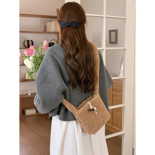 芝士商店~韩系可爱毛绒斜挎包女冬季复古棕色羊羔毛牛角扣包包ins