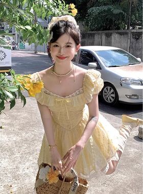 法式温柔风黄色方领泡泡袖连衣裙女夏季新款小个子甜美收腰短裙子