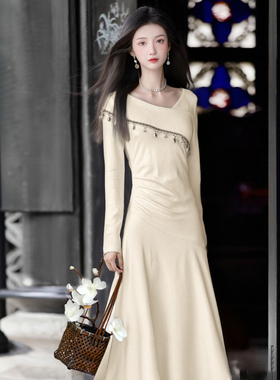 法式高级感连衣裙2025秋冬新款温柔风设计感内搭打底长裙D4232