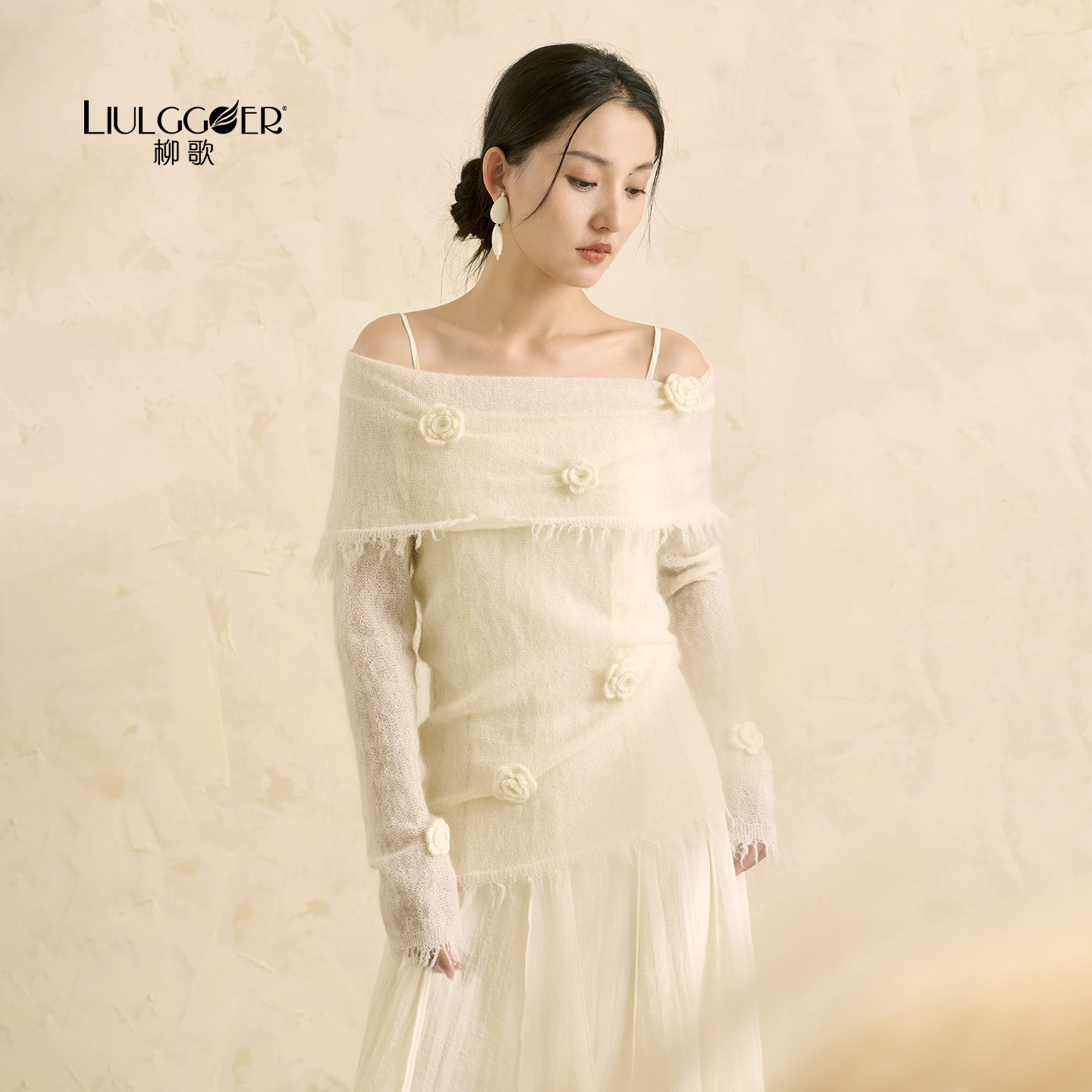 柳歌古典舞蹈服2025新款一字肩花朵针织衫上衣女氛围感穿搭毛衣