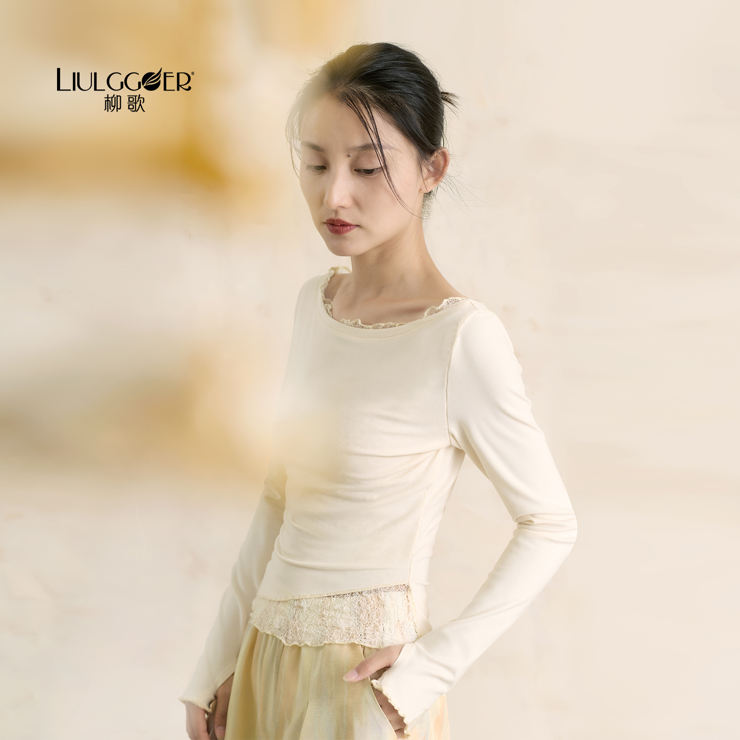 柳歌现代舞拼接蕾丝长袖上衣