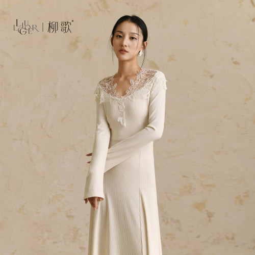 柳歌蕾丝V领长袖针织连衣裙女