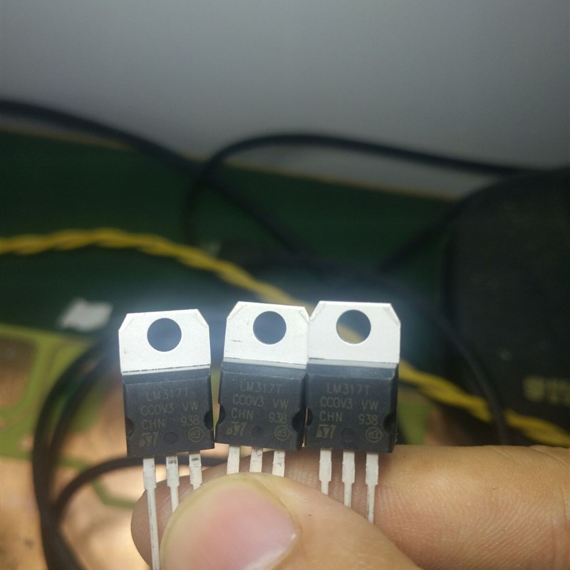 全新原装 仙童 LM317 LM317T可调 三端稳压 芯片LM337  LM337T - 实物图