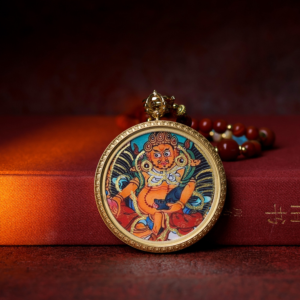 柏利来新款钛钢手绘描金黄财神唐卡 保色电镀吊坠 南红玛瑙项链